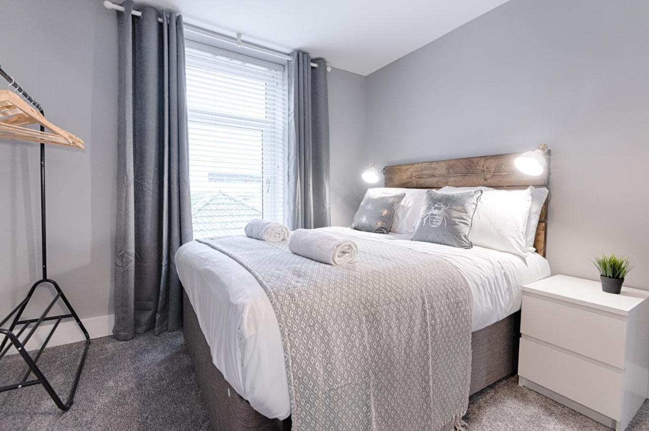 3Rm Flat, Smart Tv'S, Close To All Amenities Llanelli Bagian luar foto