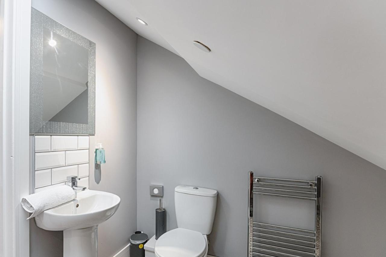 3Rm Flat, Smart Tv'S, Close To All Amenities Llanelli Bagian luar foto